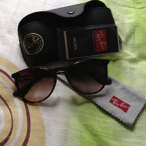 🙅Rayban authentic Erika sunglasses🙅 SOLD