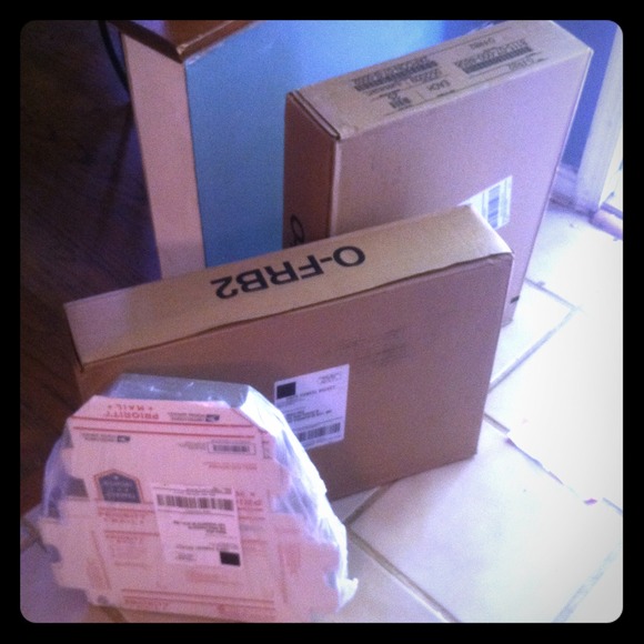 YAY BOXES ARE HERE IM READY TO SEND SOME ITEMS!!