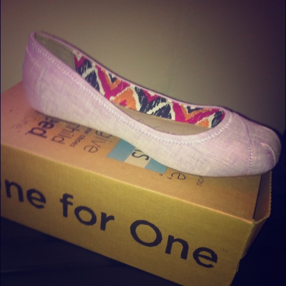 TOMS LILAC BALLET FLATS!