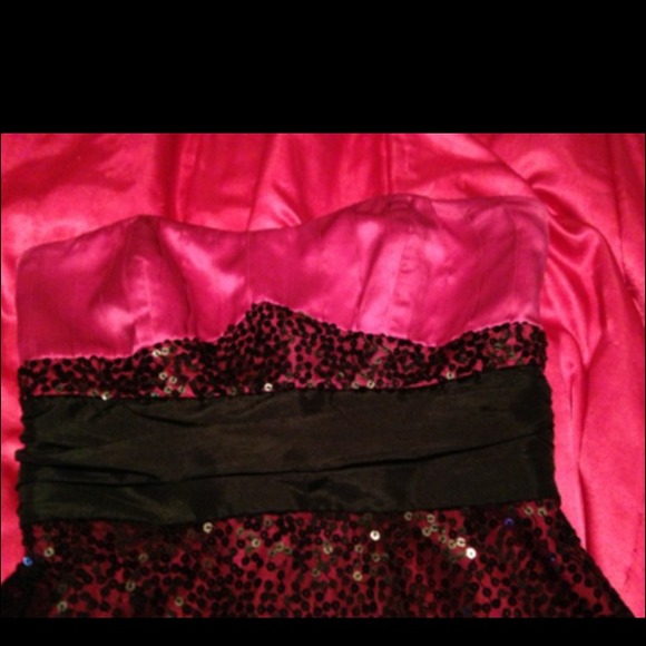 Betsey Johnson Dress Size 6. - Picture 4 of 4