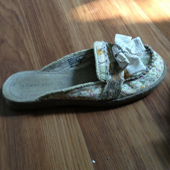 Cute Bobbie Blu clog shoe - Picture 2 of 4