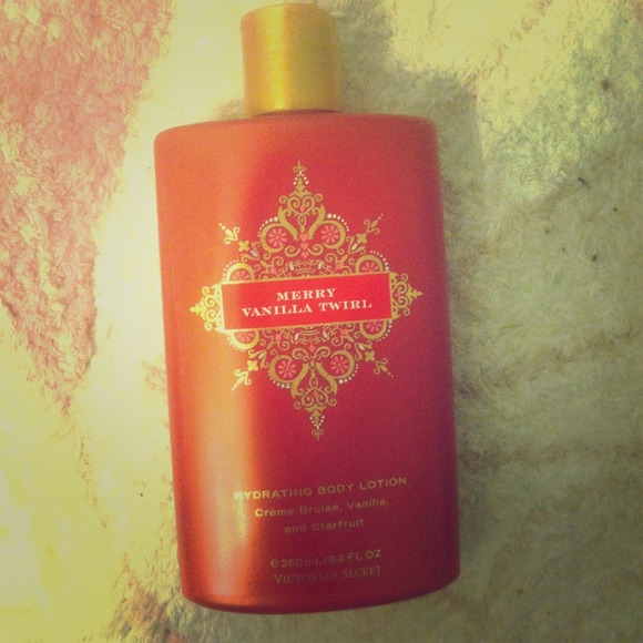 VS Merry vanilla twirl hydrating body lotion