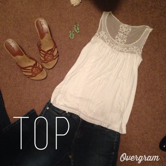 🚫SOLD🚫 lace top with button back detail