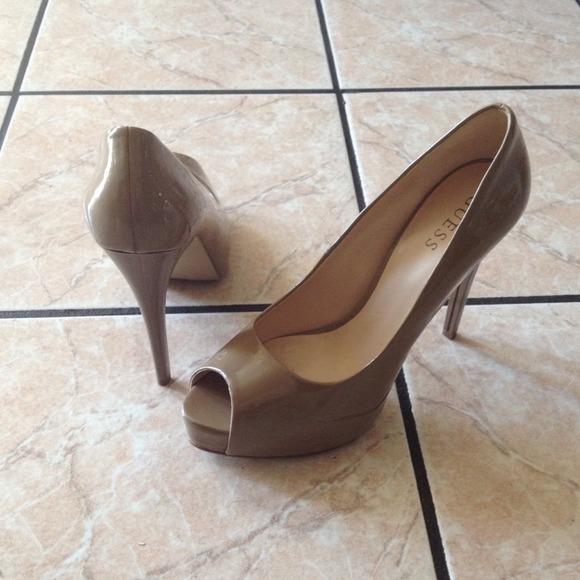 Gorgeous GUESS heels in camel/ nude - Picture 2 of 2