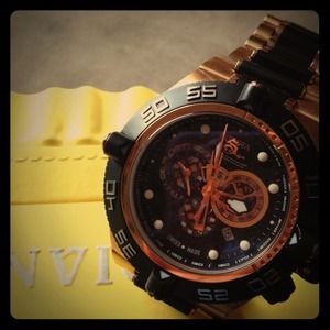 Mens Invicta rose/rubber watch