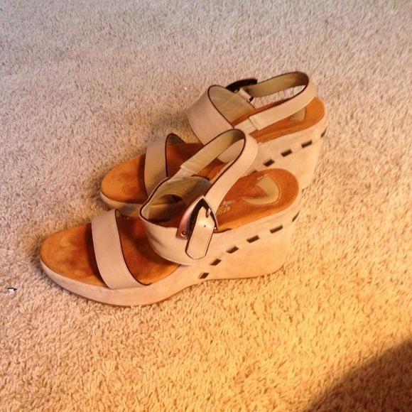 Sold in bundle! Donald J Pliner wedges!