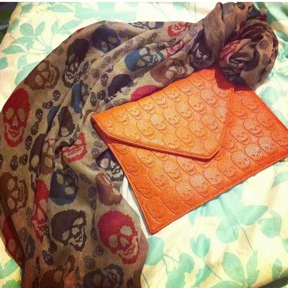 skull scarf! clutch already traded 💀💛💚❤