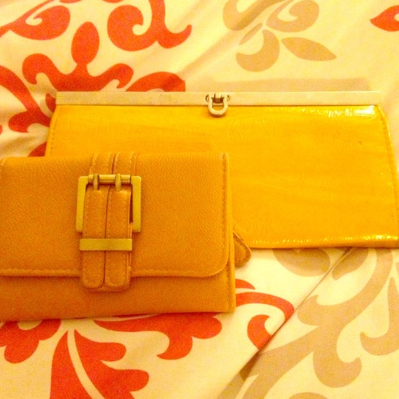 🚨SOLD IN BUNDLE🚨 Yellow wallet bundle 💛🌟😊🌼