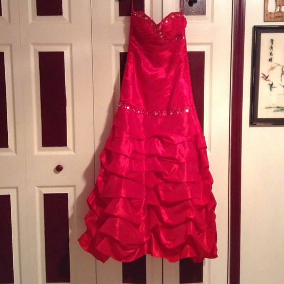 Deb strapless red prom dress (5/6)