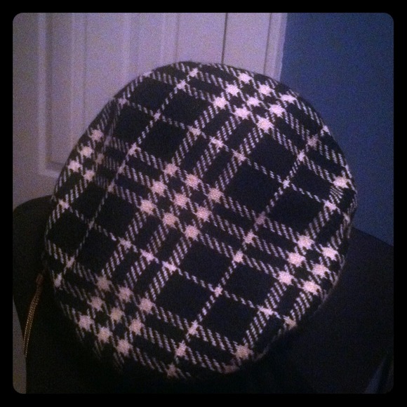 Burberry plaid black and white beret .