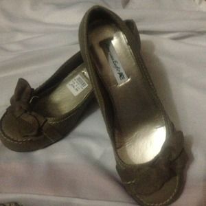 Neutral brownish color FLATS