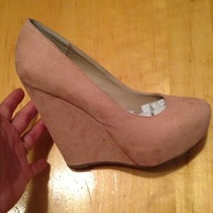 Sold. Cute shoes only worn twice