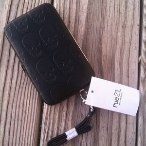 iPhone 4 wristlet clutch black skulls