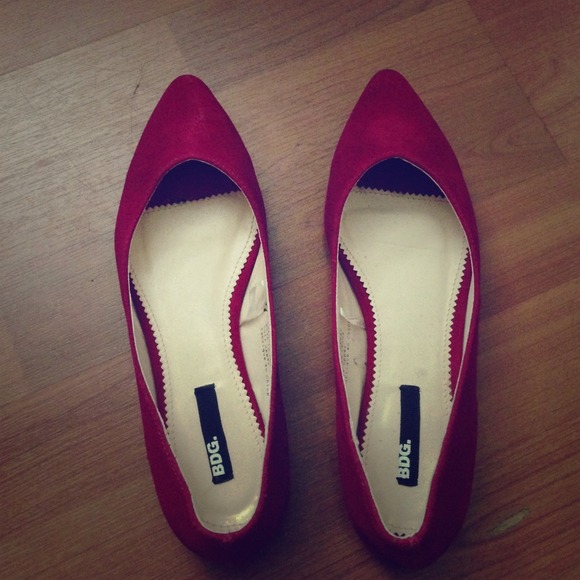 **SOLD** Strawberry colored pointed toe flats