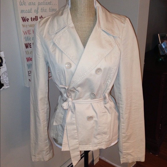 Classic Khaki Short Trench