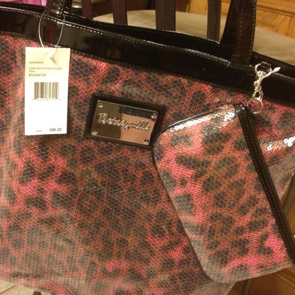 SOLD⁉️MAKE OFFER⁉️Betsey Johnson BIG tote. - Picture 4 of 4