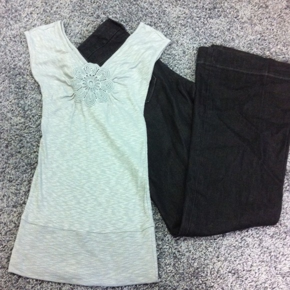Grey top with a crochet flower in center. - Picture 1 of 2