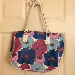 Floral printed tote bag.