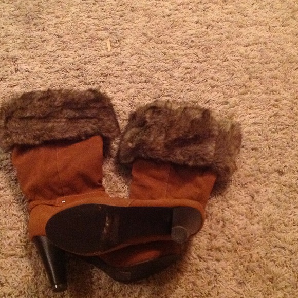 BOOTS WITH FUR... - Picture 2 of 4