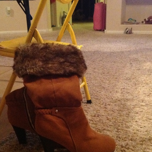 BOOTS WITH FUR... - Picture 4 of 4