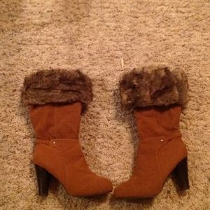 BOOTS WITH FUR...