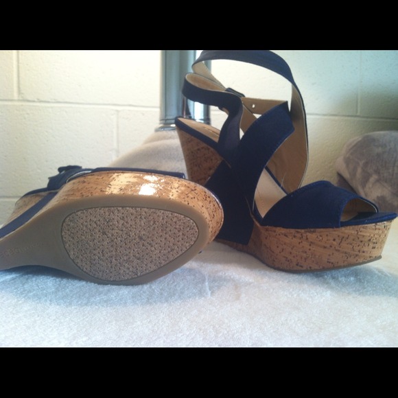 >>SOLD In Bundle!<< BCBGeneration Wedge Heels NWOT - Picture 2 of 4