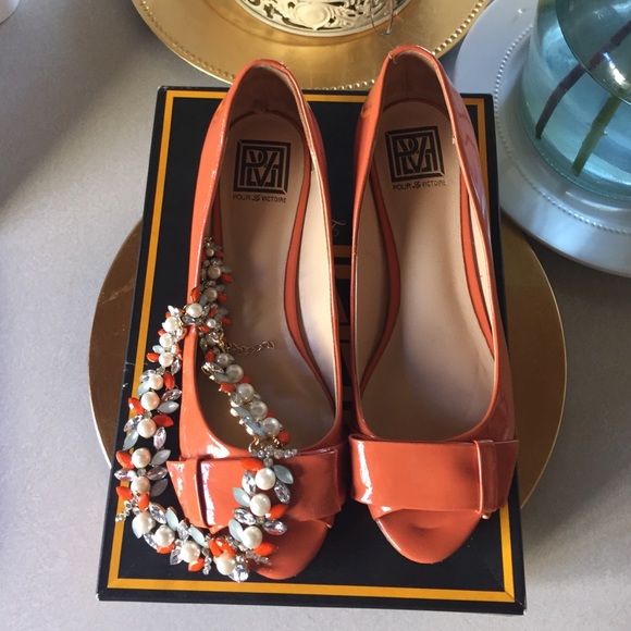 SOLD!!!! Pour la victoire slight wedge peach shoe