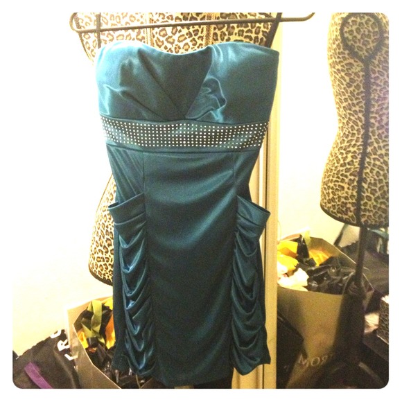 Strapless evening dress w/pockets