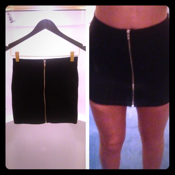 ❤️SOLD❤️ Black H&M bodycon skirt with zipper.
