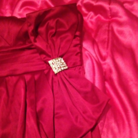 Red semi formal silk dress. Size 4. - Picture 2 of 3