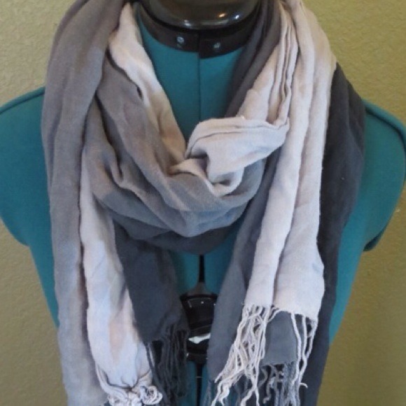 Black and white scarf - Picture 2 of 4
