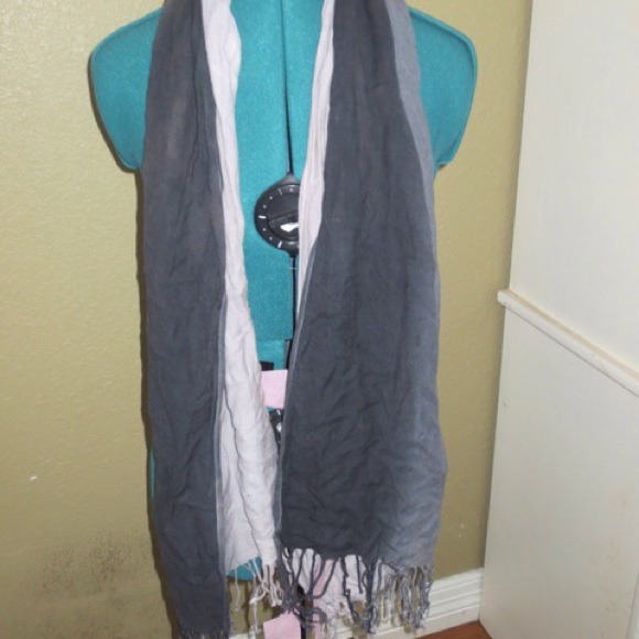 Black and white scarf - Picture 3 of 4