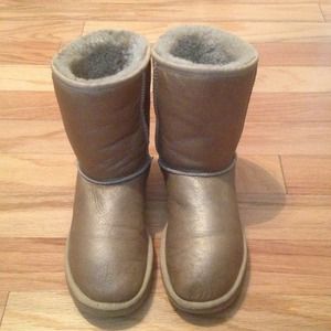 UGGS HARDLY WORN! LIKE NEW