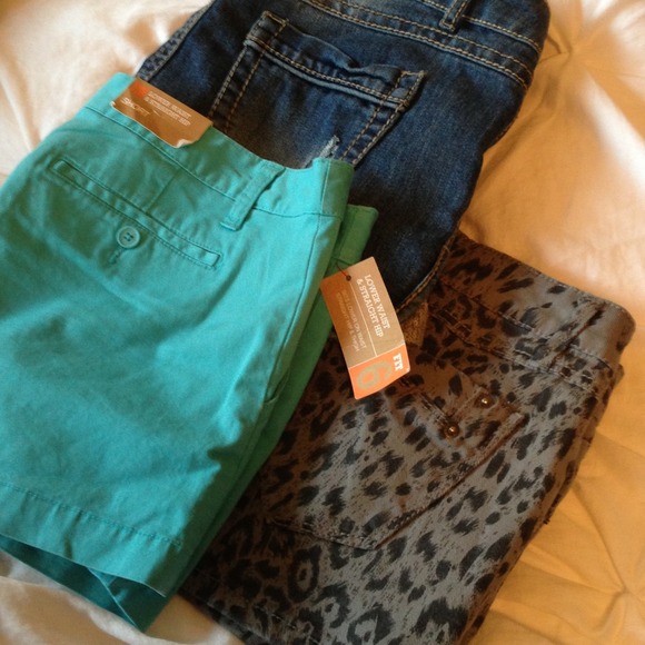 🌟SOLD in a bundle!🌟3 pairs of Mossimo short!!