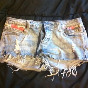 Cut off shorts with sculls on back pocket