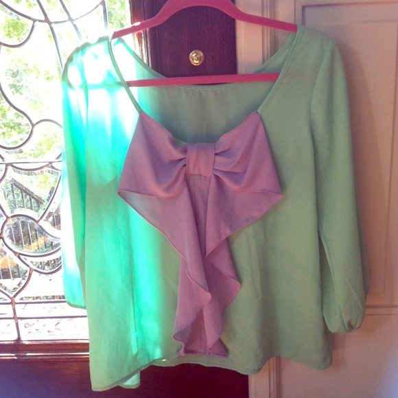 🚫Traded. Bow back mint green blouse