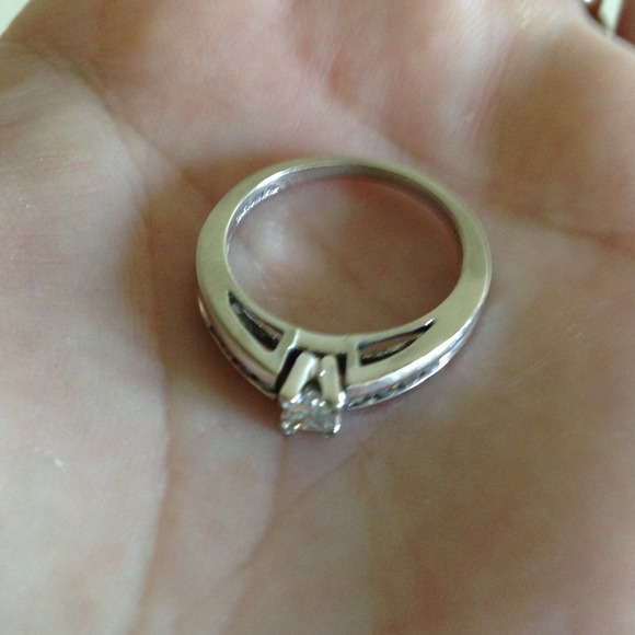 DIAMOND RING - Picture 2 of 4