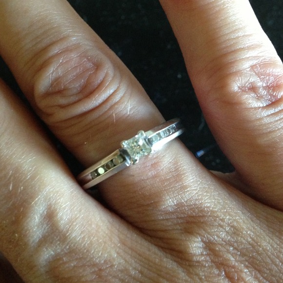 DIAMOND RING - Picture 3 of 4