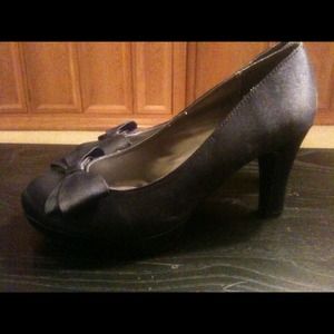 Black bow pumps