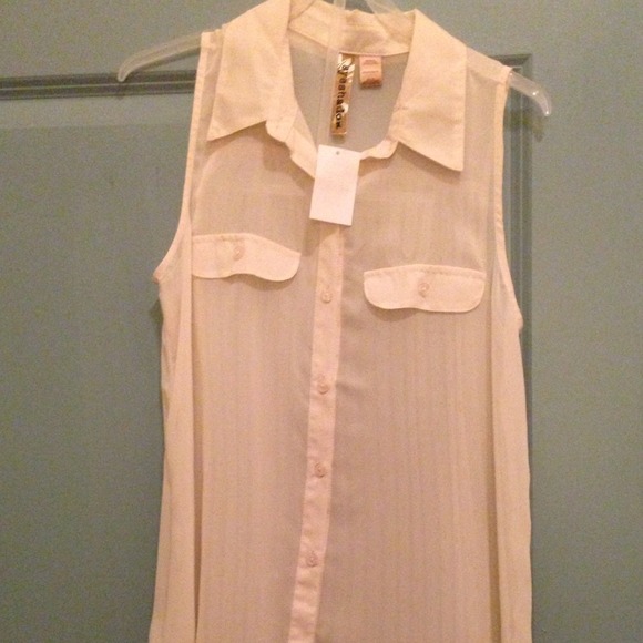 Lovely cream sheer high low shirt with buttons. - Picture 2 of 2
