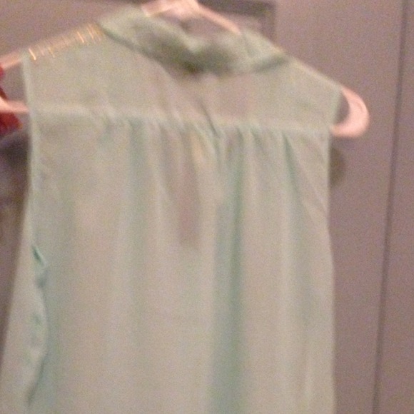 Light green sheer high low top w/ gold accents. - Picture 2 of 4