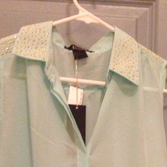 Light green sheer high low top w/ gold accents. - Picture 4 of 4