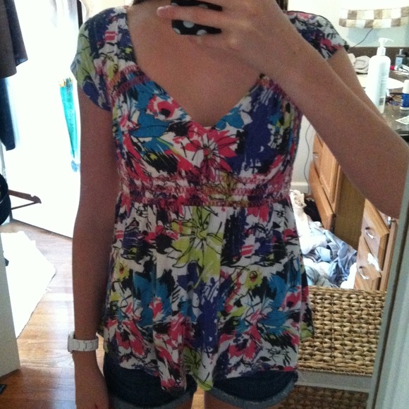 Colorful Floral Top w/ Interesting Neckline - Picture 4 of 4