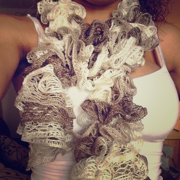 🔴SOLD🔴 034 - Approx 24" long ruffled scarf