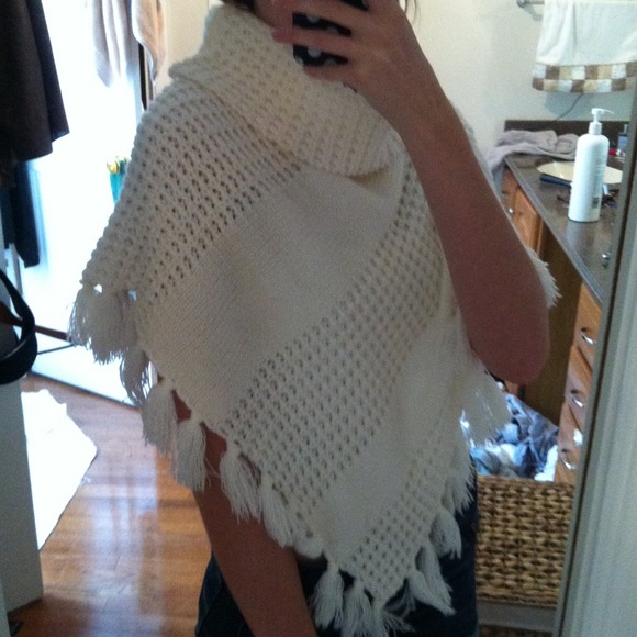 Luxe Creme Poncho w/ Fringe - Picture 4 of 4