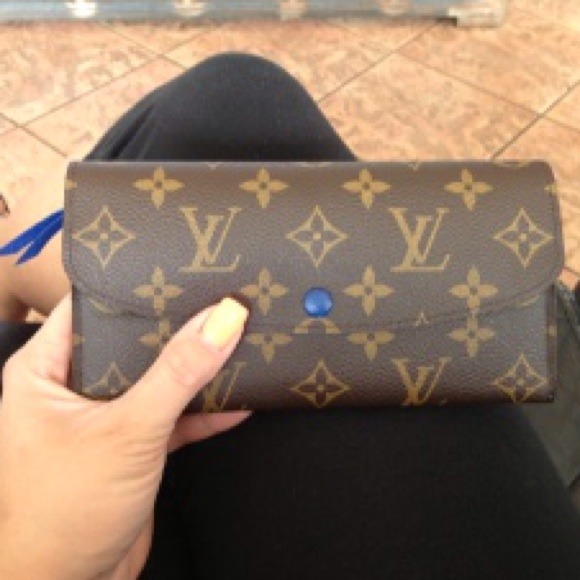 Louis Vuitton Clutches & Wallets - 💯Authentic Louis Vuitton Emilie wallet in blue!