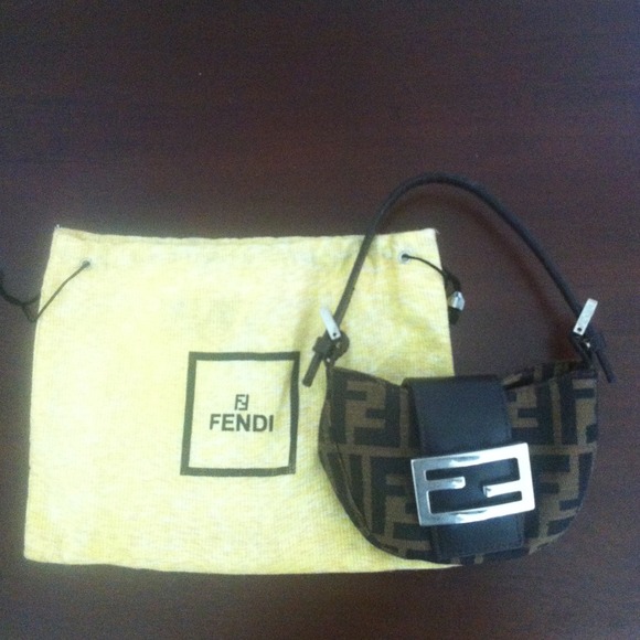 *HOLD - 8/30 5pm* Authentic Fendi Card & Key Purse