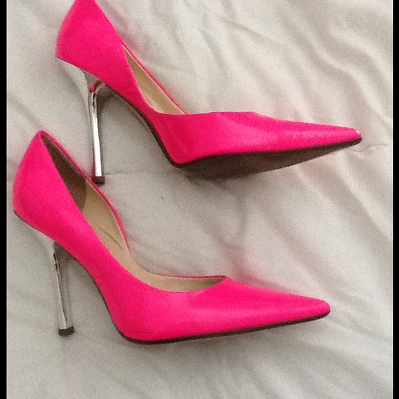 Guess pumps