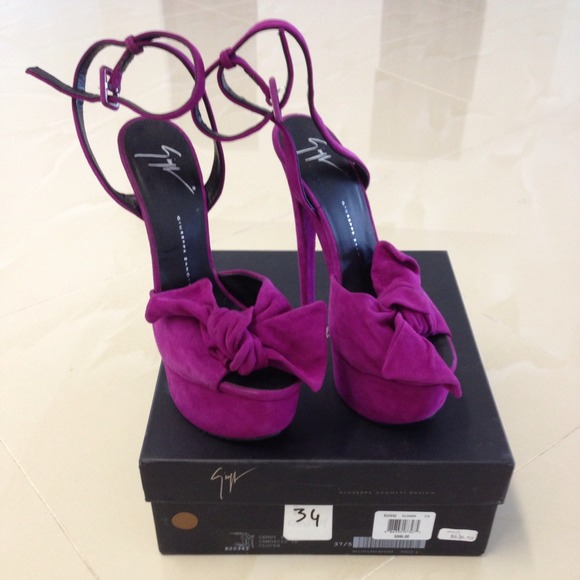 Giuseppe Zanotti Flat Sandal W/Toe Ring Gold Guiseppe zanotti sandals