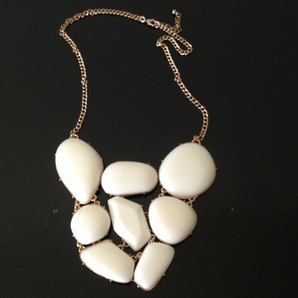 ❌❌SOLD❌❌White statement necklace